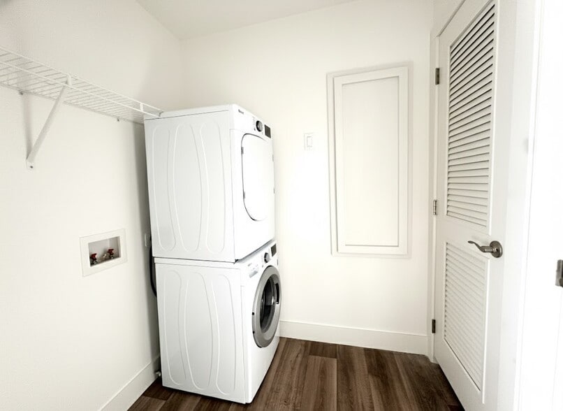 Building Photo - 16 Rainier St N