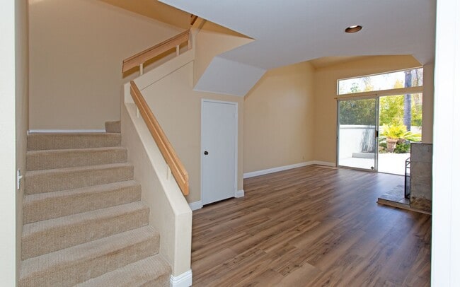 Building Photo - Gorgeous Townhome in Laguna Del Mar Community!