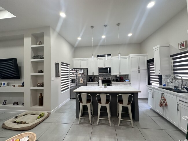 Building Photo - 1717 Fresnillo Dr