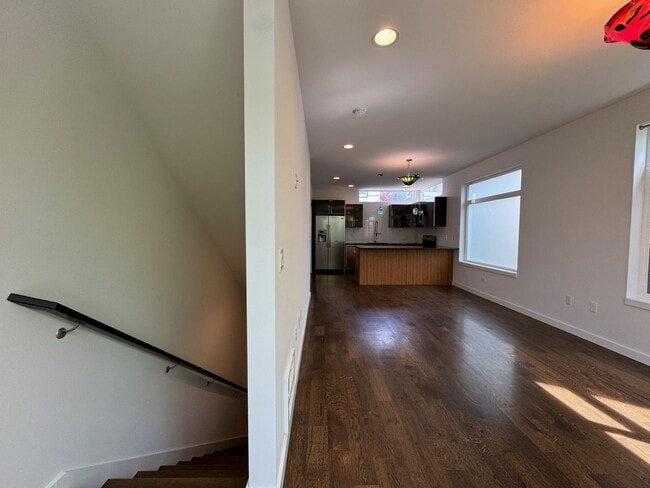 Building Photo - Modern 2 bed 2 bath townhome in Eastlake with panoramic view of Lake Union