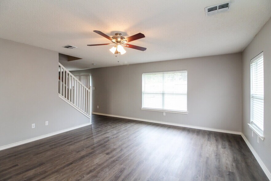 Building Photo - 320 Capricorn St