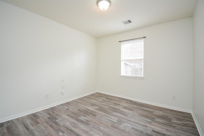 Building Photo - 22211 Weller Oaks Dr