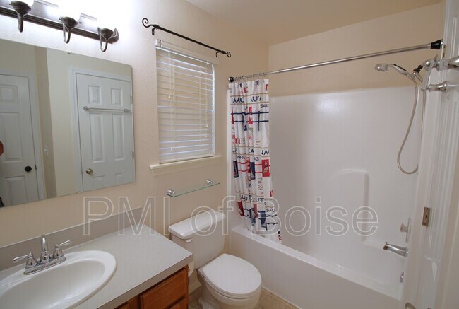 Building Photo - 633 W Idaho Ave