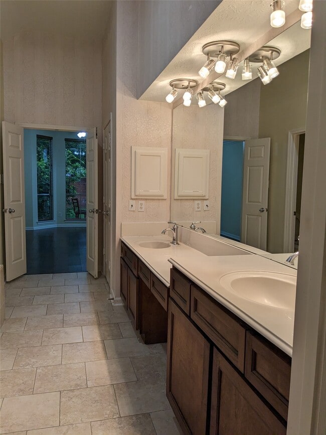 Building Photo - 635 Avery Dr