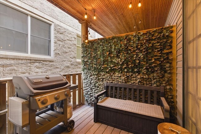 Building Photo - 2140 N Winchester Ave