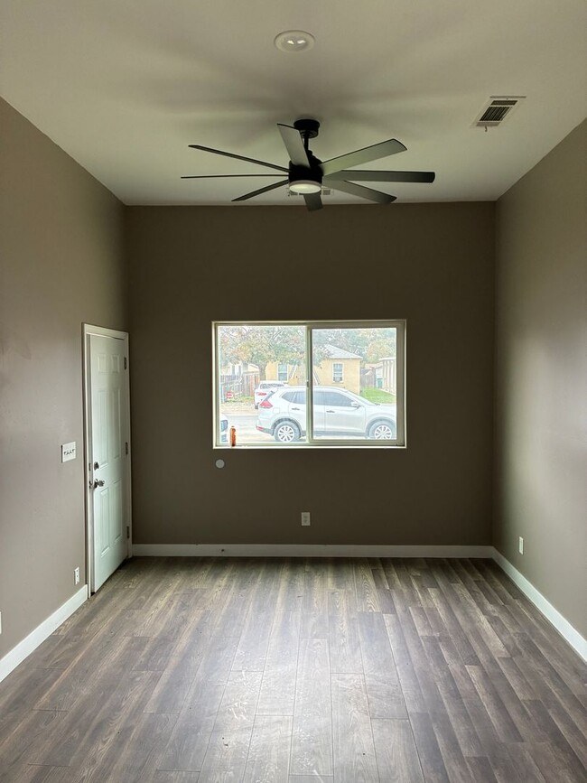 Building Photo - 2 Bedroom 2 Bath Home