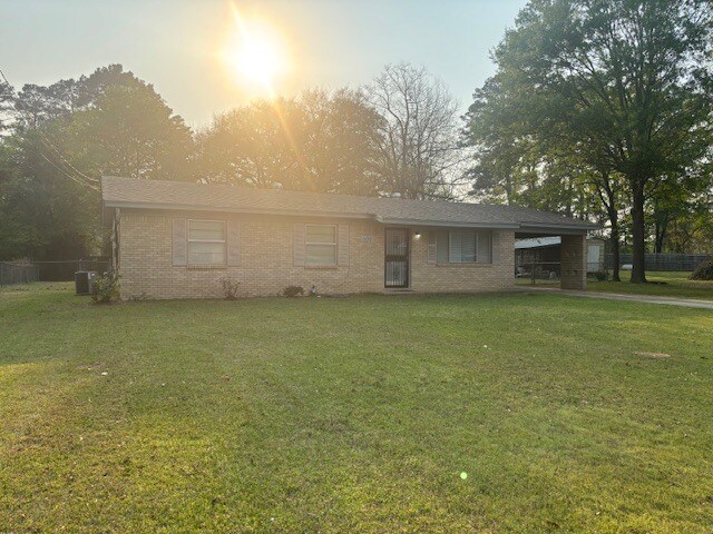 Building Photo - 600 Central Ave