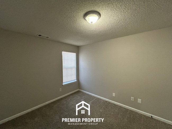 Building Photo - Cozy 3BR Home with Fireplace, Hardwood Floors & Fenced Yard in Memphis