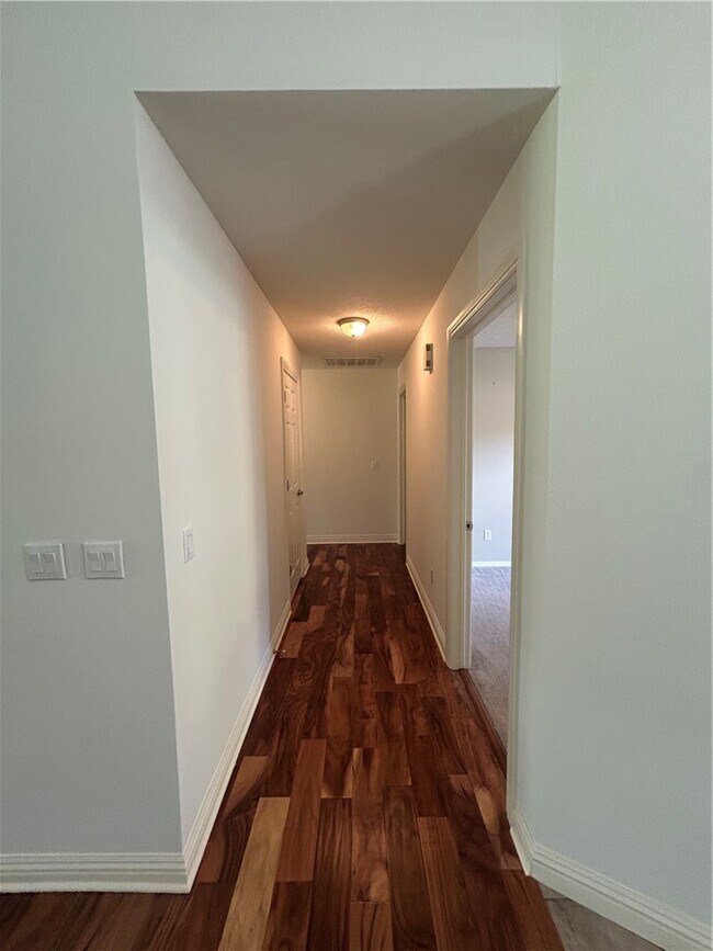 Building Photo - 1826 N Glenbrook Pl