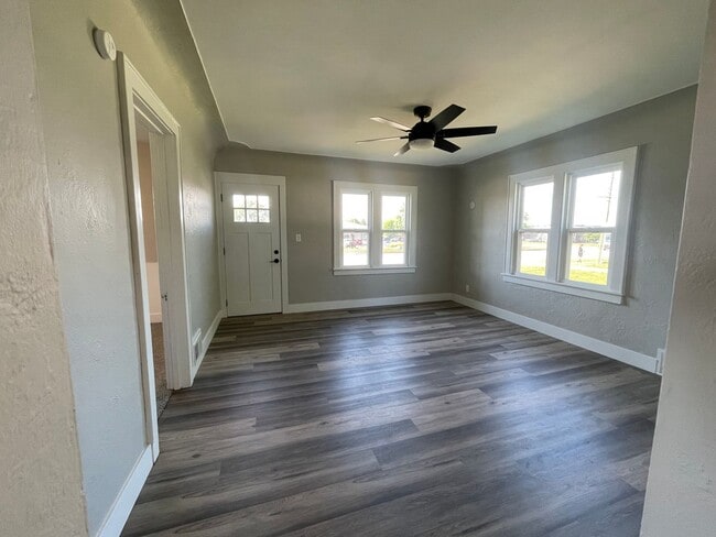Building Photo - Adorable bungalow in Jenison