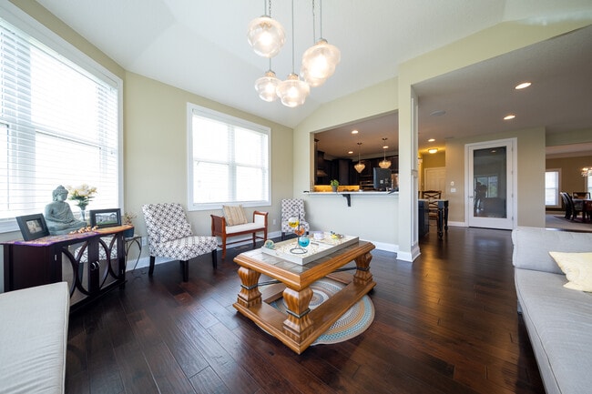 Building Photo - 727 Aster Rd