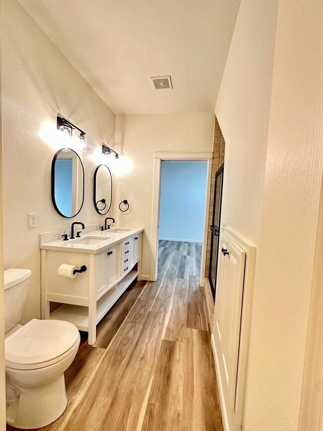 Building Photo - Cute little gated community 3 bed 2.5 bath...