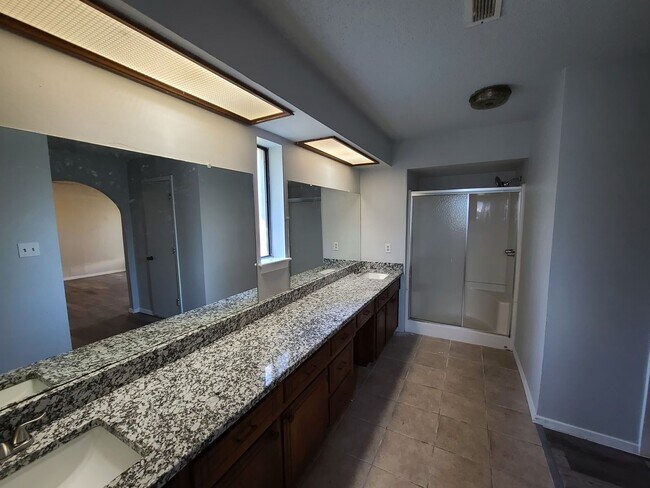 Building Photo - 4 bed 2 baths Coming soon!
