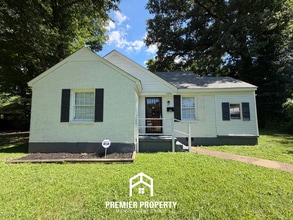 Building Photo - Charming 2BR/1BA Highland Heights Cove | Formal Dining Area & Huge Backyard