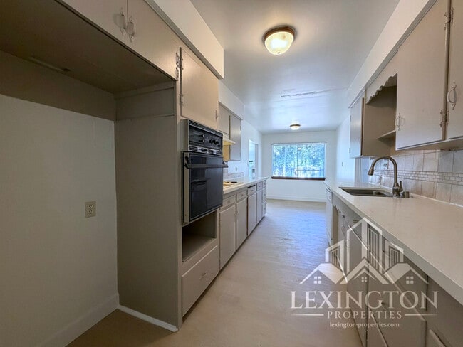 Building Photo - Beautifully Updated, Single-story, 3BD/1.5BA, Home near Tahoe Park!