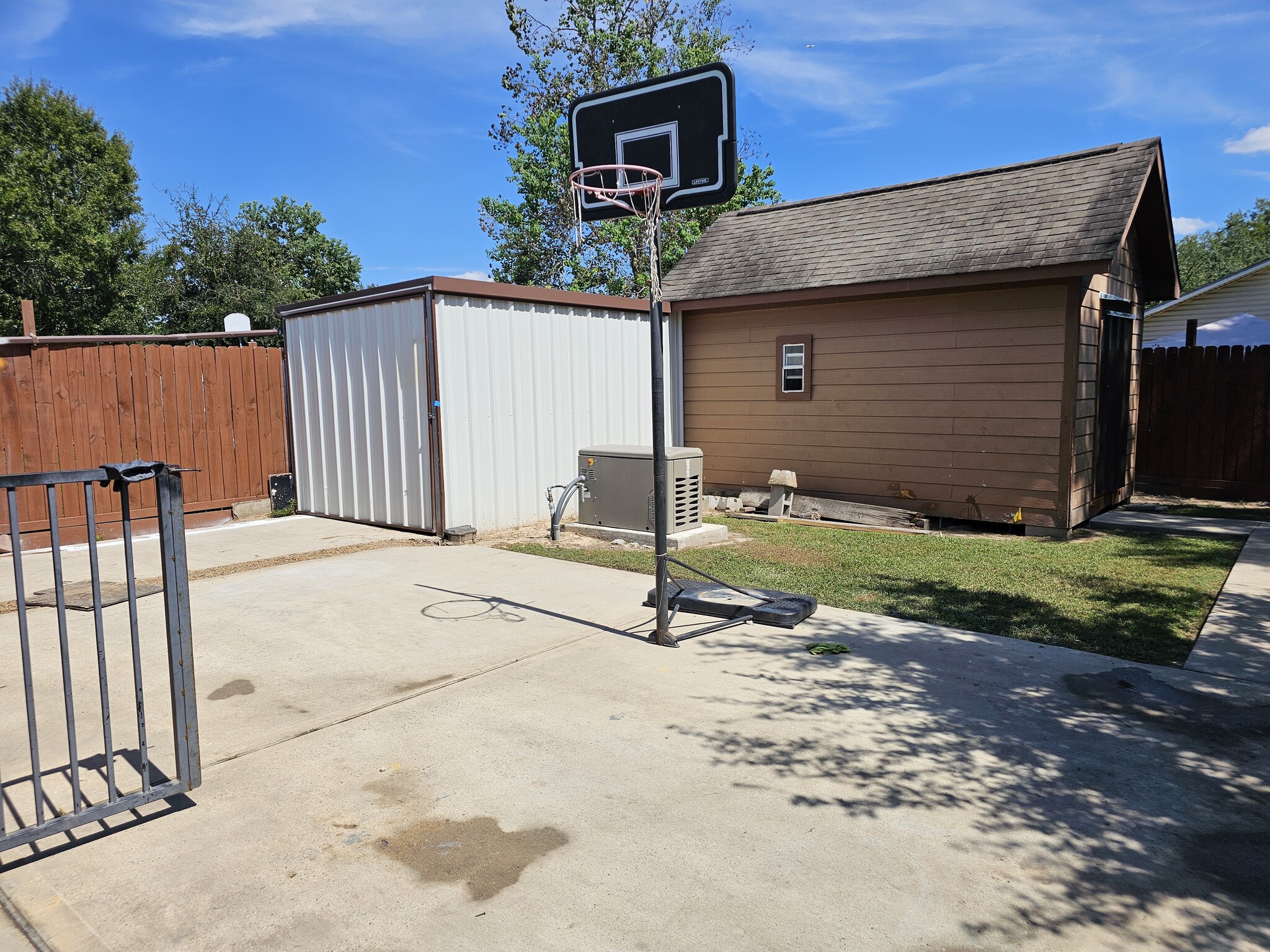 Building Photo - 9810 Thorn St