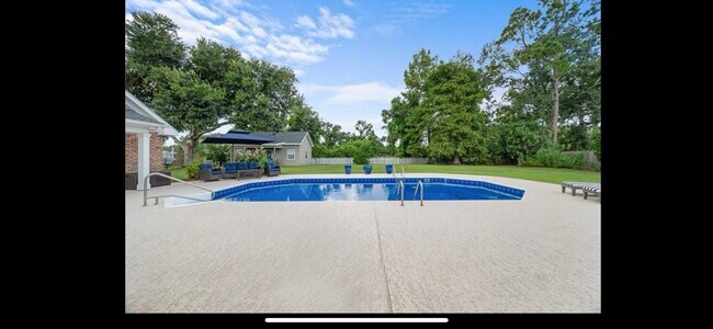Building Photo - 203 Abigail Dr