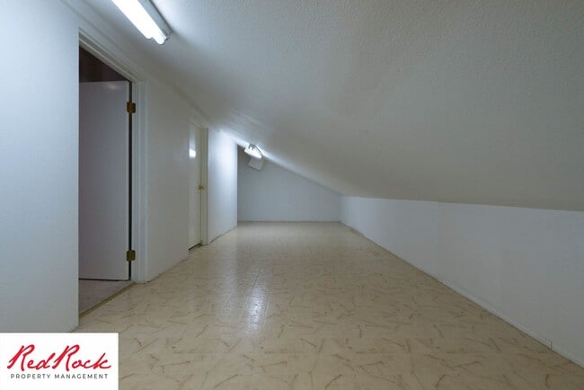 Building Photo - Spacious 5 Bedroom Home in A Quiet Communi...