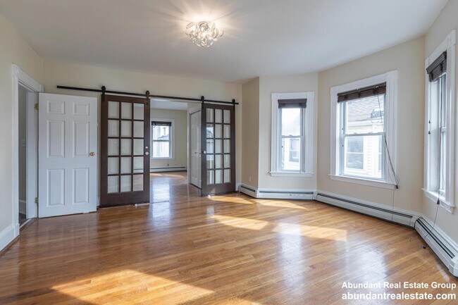 Building Photo - 376 Medford St