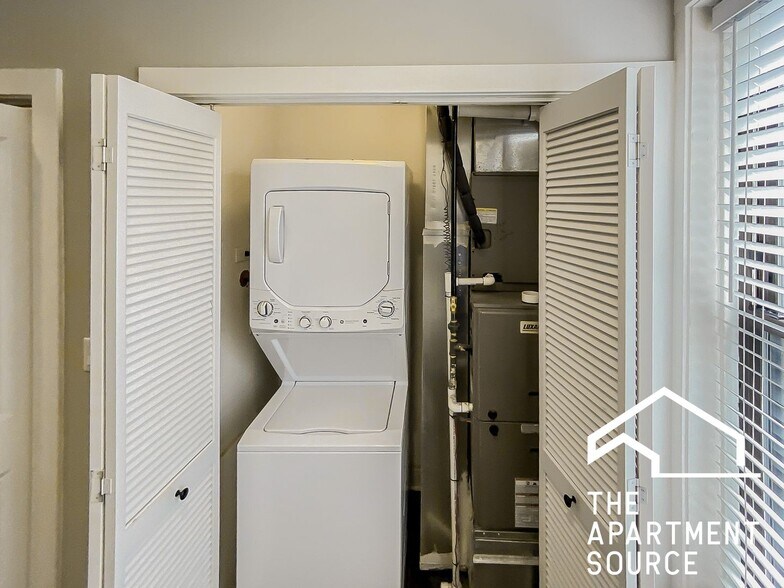 Building Photo - 1608 W Belle Plaine Ave