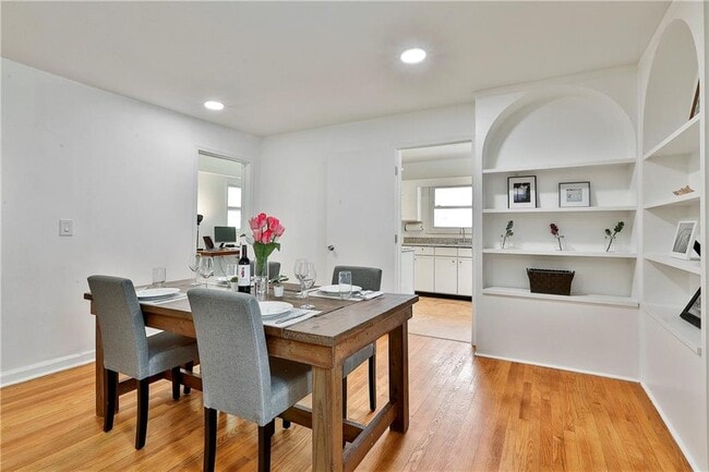 Building Photo - 2037 Lively Ridge Rd NE