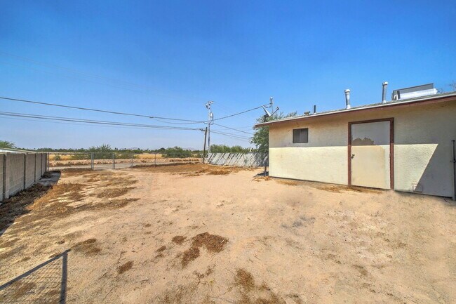 Building Photo - 1114 E Bisnaga St