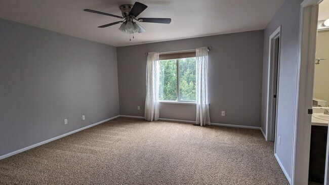 Building Photo - MODERN TWO STORY 3 BED/2.5 BATH WITH FENCE...