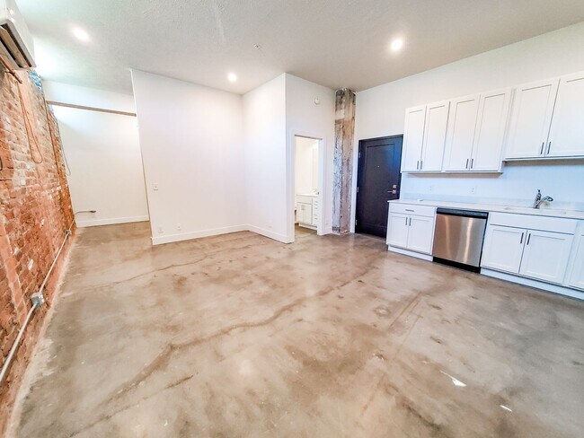 Building Photo - Exposed Brick 1-Bedroom Apartment at a Great Price!