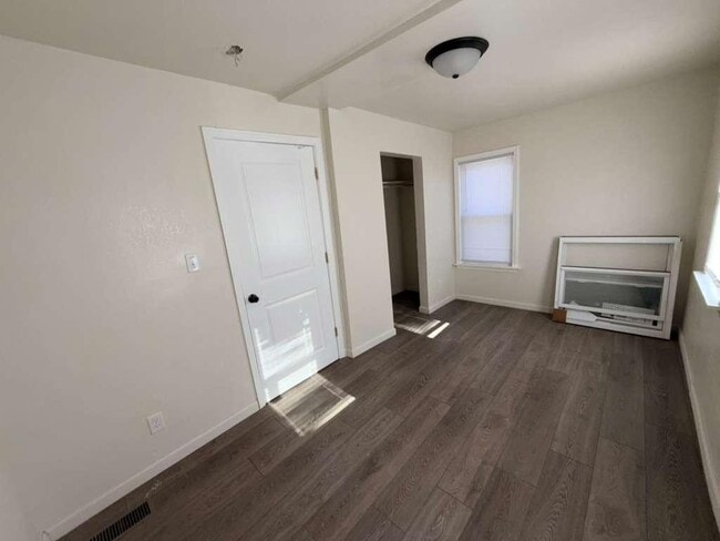 Building Photo - 653 W Bruce St