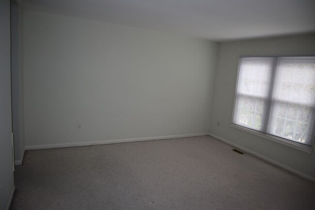 Building Photo - Fantastic 3 BR/2.5 BA Townhome minutes from Rio Lakefront. Ready Mid-May