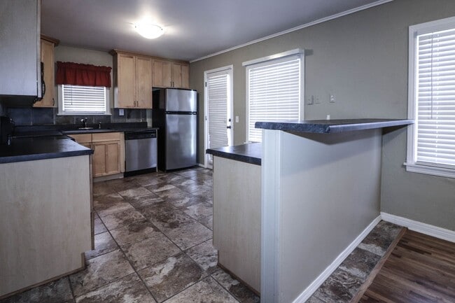 Building Photo - Cozy Bungalow in Brookside area, close to shopping for grocery, coffee shops, restaurants and muc...