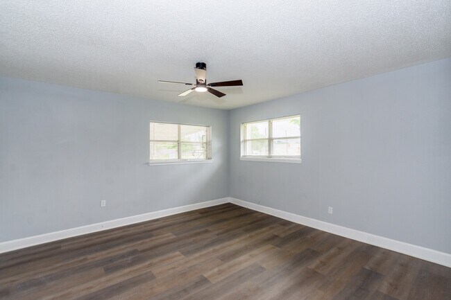 Building Photo - 5429 De Lange Ln