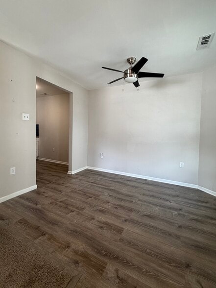 Building Photo - 701 Mews Dr