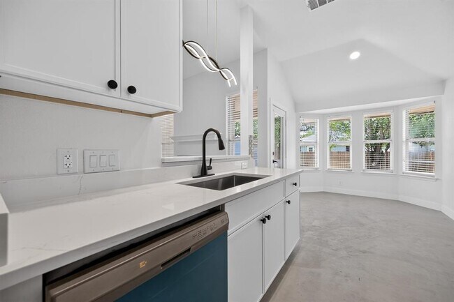 Building Photo - 14511 Oliphant St