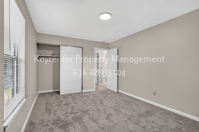 Building Photo - 357 Della Dr