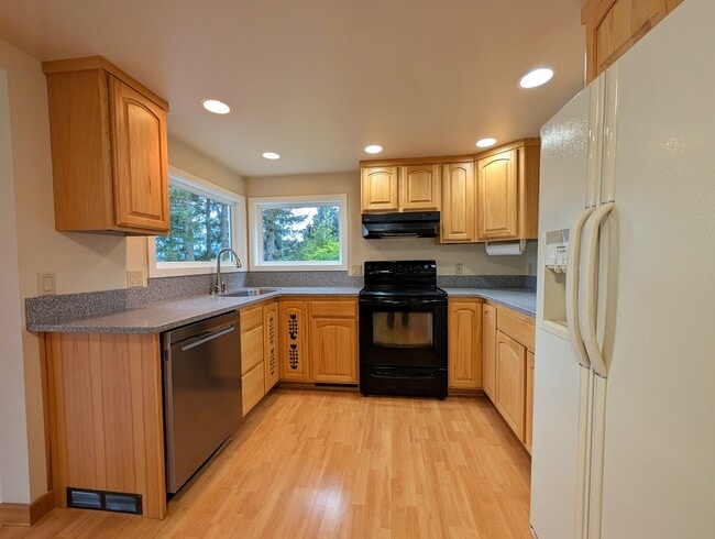 Building Photo - Unfurnished Auke Bay Home, 3BD+Den, 2BA, H...