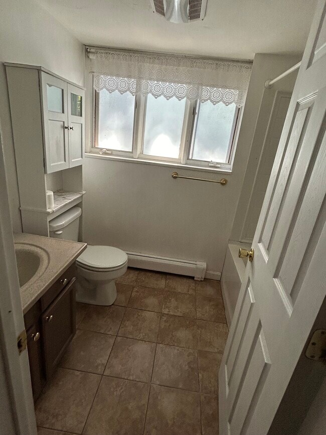 Building Photo - 165 Colby Dr