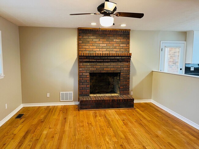 Building Photo - Charming 3-bedroom, 1.5-bath brick ranch situated on a large private lot in Carrollton! Must see!