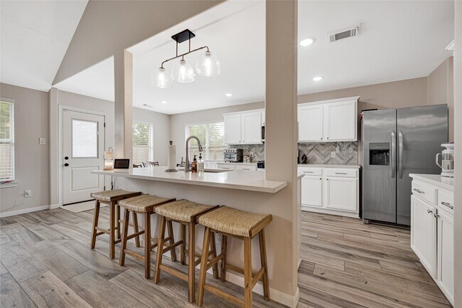 Building Photo - 4102 Caneshaw Dr