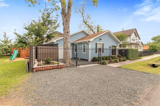 Building Photo - 814 E 23rd St