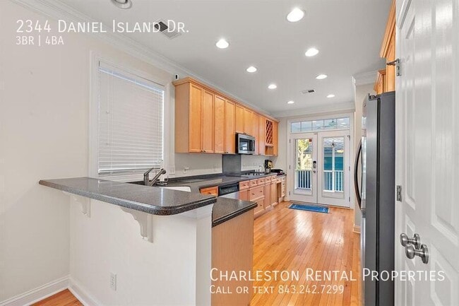 Building Photo - 2344 Daniel Island Dr