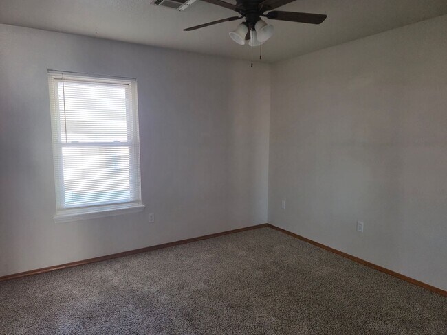Building Photo - Spacious 3 bed/2 bath home in desired neig...