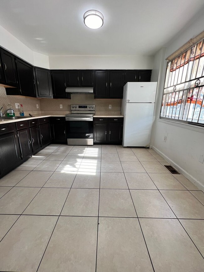 Building Photo - Stunning 4-Bedroom Townhome with Parking Spot Near Temple University! Available August 2026!