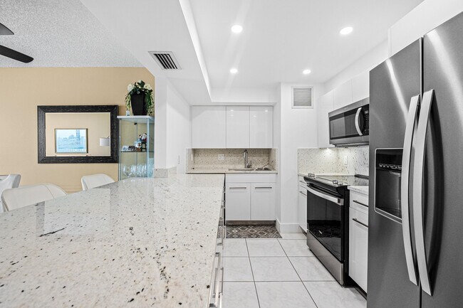 Building Photo - 525 N Ocean Blvd