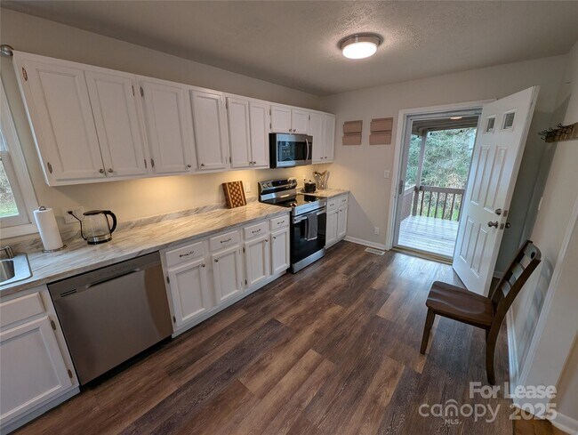 Building Photo - 25.5 Woodrow Ave