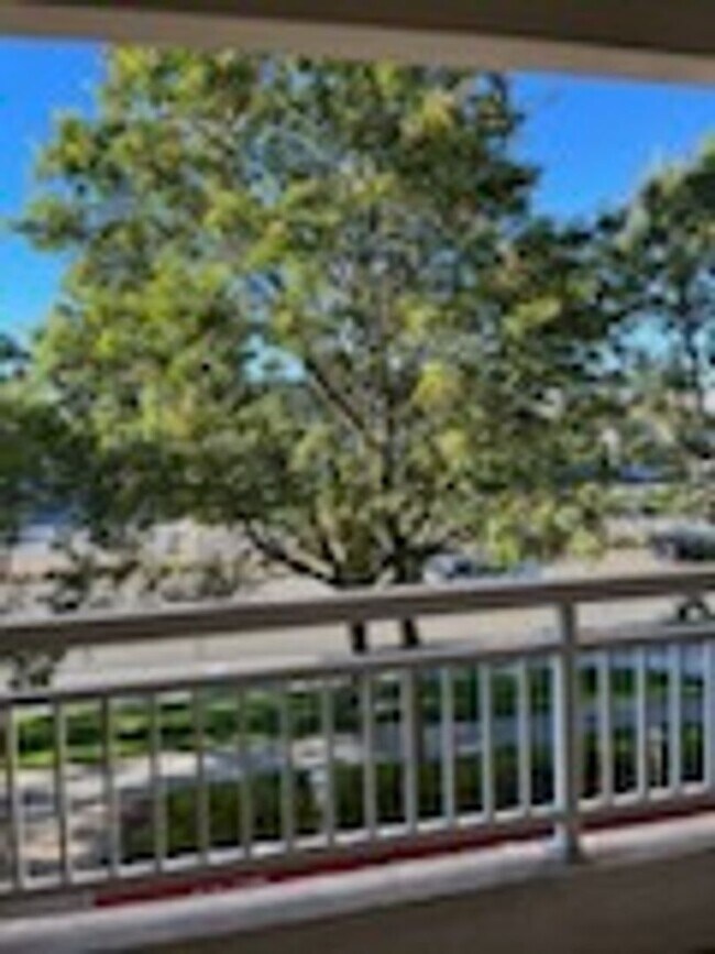 Building Photo - Epic REA - Great 1 BR/1 BA Condo w/Parking...