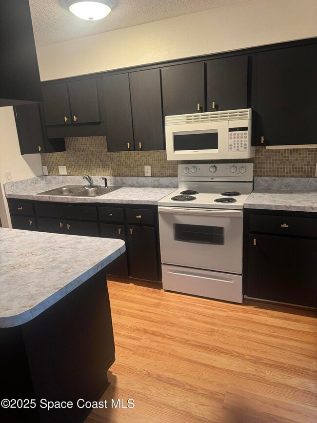 Building Photo - 810 Vantage St SE