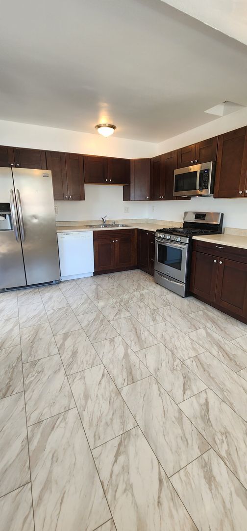 Building Photo - $500 Move in Special!! Spacious 3bdr house near College Grove!