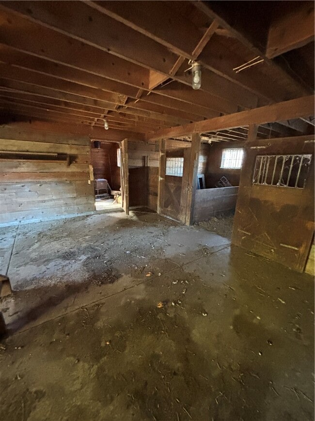 Building Photo - 930 W Bloomfield Rd