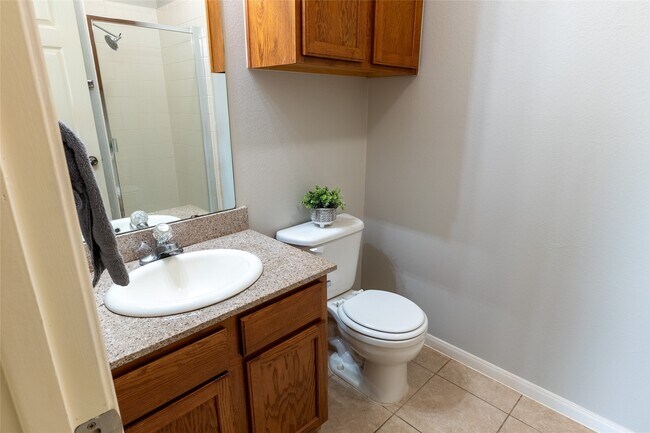 Building Photo - 6607 Lake Woodlands Dr
